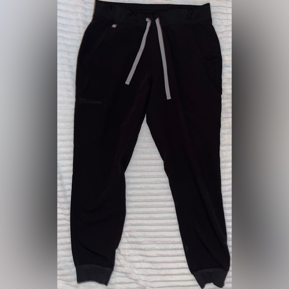 MEDIUM Lightly worn FIGS black zamora joggers (normal waist)